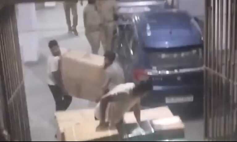 नोएडा में अवैध पटाखों का बड़ा जखीरा बरामद! लाखों का माल जब्त, देशी शराब और तमंचे समेत 6 गिरफ्तार