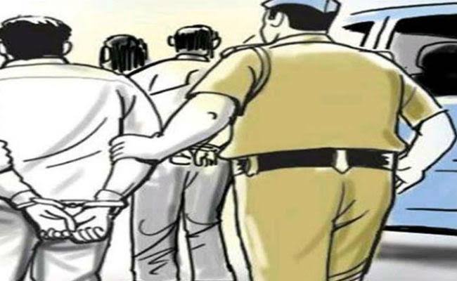 नोएडा में हवाई फायरिंग मामले में दो आरोपी गिरफ्तार, तमंचा-कारतूस और चाकू बरामद