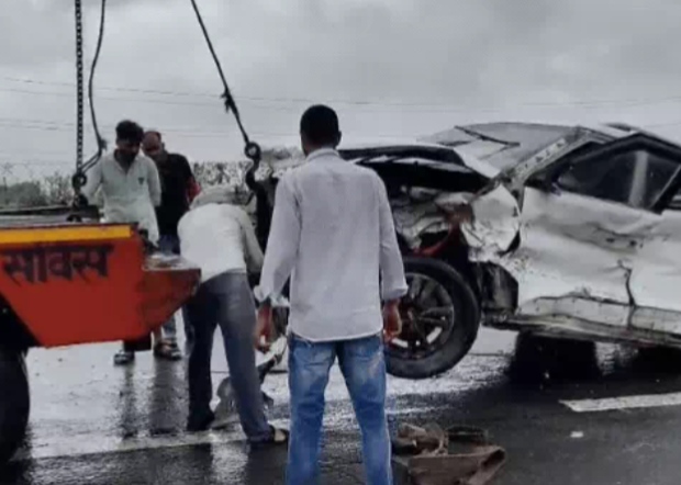 आगरा-लखनऊ एक्सप्रेसवे पर तेज रफ्तार कार के उड़े परखच्चे, कई बार पलटने से तीन की मौके पर मौत; ड्राइवर समेत दो गंभीर घायल