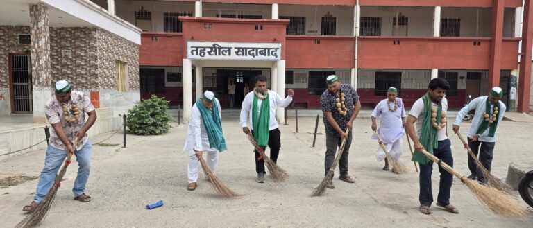 24 दिन से तहसील में डटे किसान, अब राकेश टिकैत की एंट्री! धरना स्थल की सफाई में जुटे किसान, मांगों को लेकर बढ़ेगा दबाव