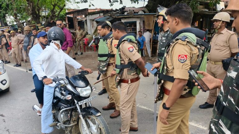 वाराणसी में टोल प्लाजा के खिलाफ किसानों का हंगामा! नेता ने किया आत्मदाह का प्रयास, पुलिस ने हिरासत में लिया