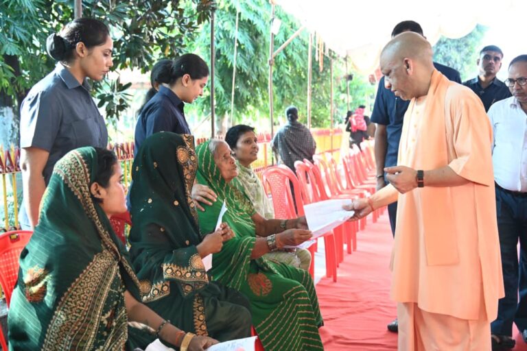 गोरखपुर में CM योगी का जनता दर्शन, करीब 150 लोगों की सुनी समस्याएं; अधिकारियों को त्वरित और संवेदनशील समाधान के निर्देश