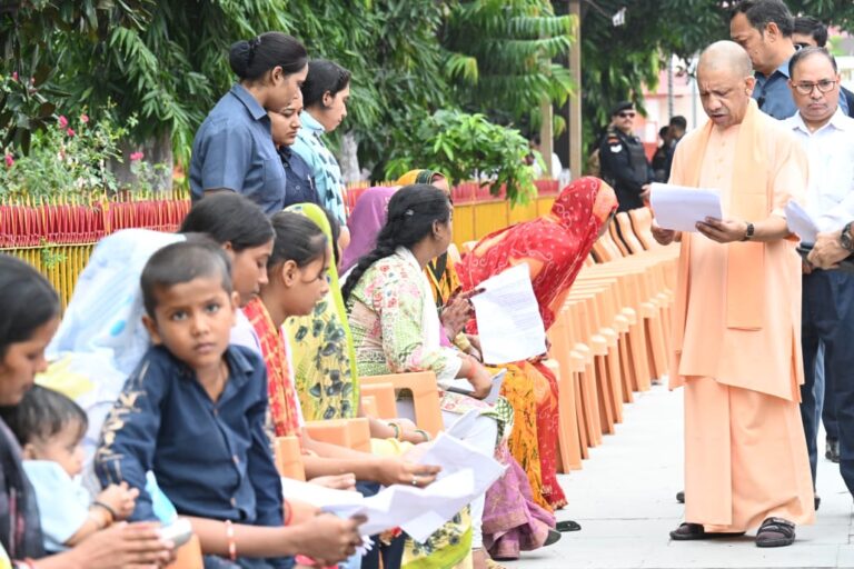 गोरखपुर में CM योगी का जनता दर्शन, 150 लोगों की सुनी समस्याएं; आयुष्मान कार्ड और पेंशन को लेकर दिए निर्देश