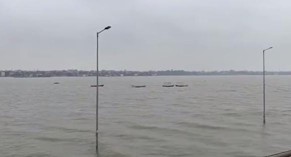 प्रयागराज में गंगा-यमुना के जलस्तर में उतार-चढ़ाव! फाफामऊ में गंगा 9 सेंटीमीटर बढ़ी, नैनी में यमुना घटी; तटबंध सुरक्षित