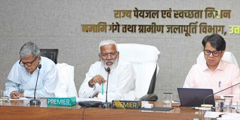 यूपी में अक्टूबर से ग्रामीण सड़कों की होगी बड़े स्तर पर मरम्मत, जलशक्ति मंत्री स्वतंत्र देव सिंह ने दिए निर्देश