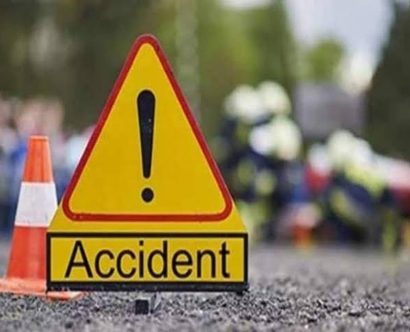 मीरजापुर में ट्रक की चपेट में आने से बाइक सवार युवक की मौत, मामा गंभीर घायल