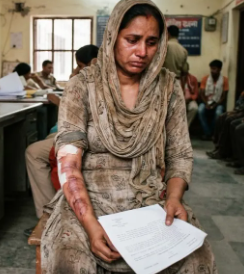मुजफ्फरनगर में विवाहिता पर खौलता तेल डालने का आरोप! दहेज के लिए प्रताड़ना और दुष्कर्म की कोशिश का भी दावा, 7 पर मुकदमा