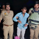 देवरिया में हत्या के मुकदमे में वांछित दो आरोपी गिरफ्तार, चाकू बरामदगी के दौरान दरोगा की रिवॉल्वर छीनकर फायरिंग; जवाबी कार्रवाई में एक के पैर में लगी गोली