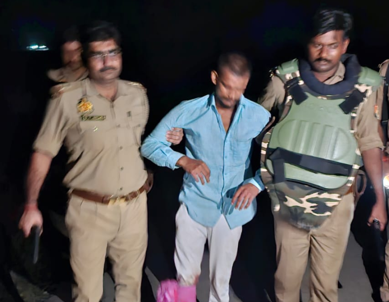 देवरिया में हत्या के मुकदमे में वांछित दो आरोपी गिरफ्तार, चाकू बरामदगी के दौरान दरोगा की रिवॉल्वर छीनकर फायरिंग; जवाबी कार्रवाई में एक के पैर में लगी गोली