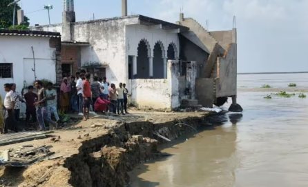 बाराबंकी में 24 साल बाद फिर रौद्र हुई सरयू: नया हनुमान मंदिर और टेलीफोन एक्सचेंज नदी में समाए, बाबा नारायण दास मंदिर पर मंडराया खतरा