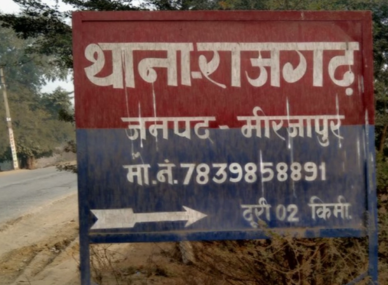 मीरजापुर में मोबाइल दुकान का ताला तोड़कर चोरी, ₹30 हजार नकद और छह नए फोन पार; CCTV में कैद वारदात