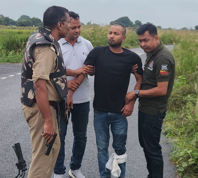 मऊ में सरसेना हत्याकांड का 25 हजार का इनामी आरोपी मुठभेड़ में गिरफ्तार, पैर में लगी गोली; तमंचा-कारतूस बरामद