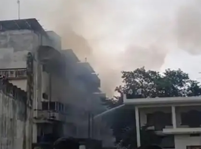 वाराणसी में रवि फैन के गोदाम में भीषण आग, चार घंटे की मशक्कत के बाद पाया काबू; करोड़ों के सामान के जलने का दावा