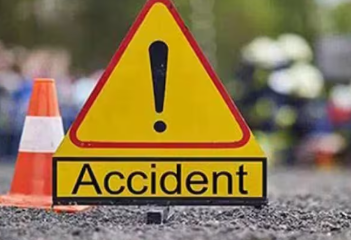पीछे से ट्रक ने मारी टक्कर, फिर रॉड लेकर टूट पड़े! कार सवार युवक का कान-हाथ जख्मी, शीशे तोड़े और दी जान से मारने की धमकी