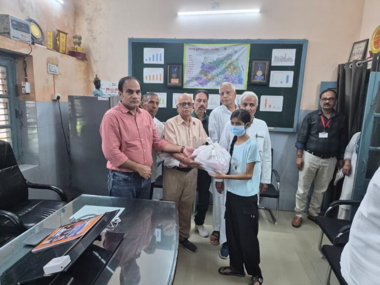 मुजफ्फरनगर में आचार्य कुल संस्था ने पांच टीबी मरीजों को लिया गोद, जिला क्षय केंद्र पर बांटी पोषण पोटली