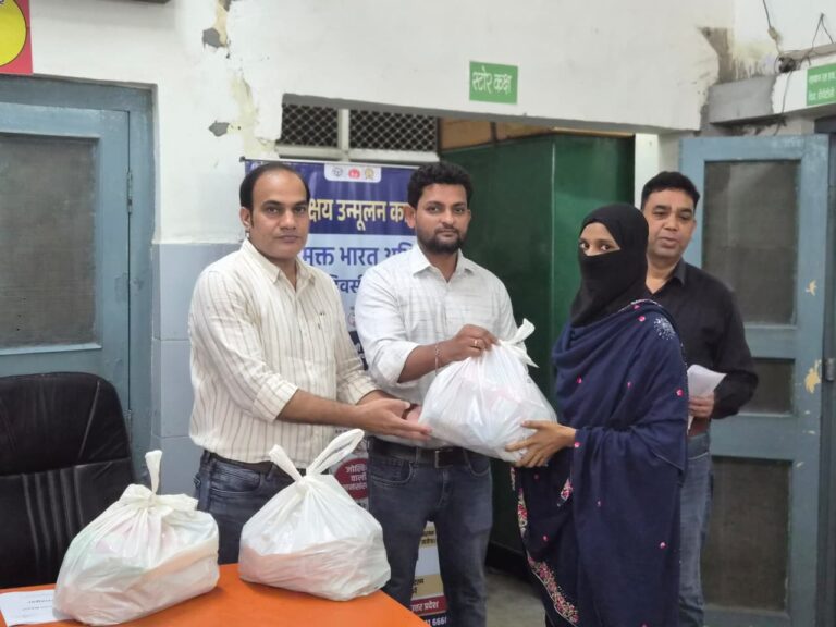 मुजफ्फरनगर में टीबी मरीजों को मिला सहारा, जिला क्षय रोग केंद्र के कर्मचारियों ने पांच मरीजों को लिया गोद