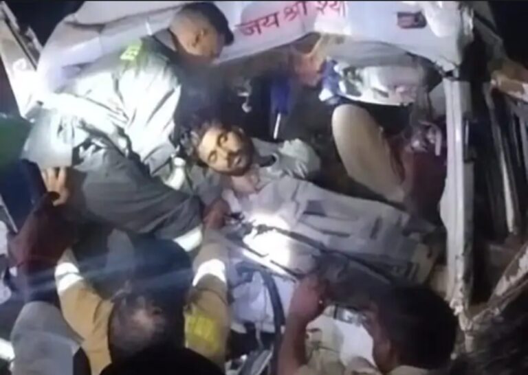 औरैया में बुंदेलखंड एक्सप्रेसवे पर भीषण हादसा, खड़े डंपर में तेज रफ्तार डंपर ने मारी टक्कर; कंडक्टर की मौत