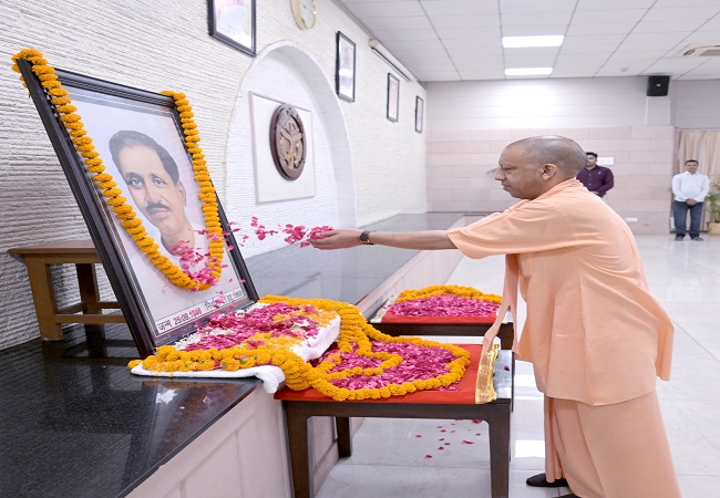 दीनदयाल उपाध्याय जयंती: CM योगी ने पुष्पांजलि अर्पित कर किया नमन, बोले- अंत्योदय का विचार आज भी प्रेरणास्रोत