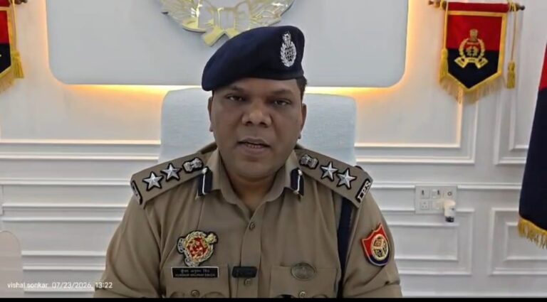 जौनपुर में पुलिस पर लूट-वसूली के आरोपों में बड़ी कार्रवाई, 2 आरक्षी समेत 3 गिरफ्तार; दो भाइयों ने किया सरेंडर, थानाध्यक्ष फरार