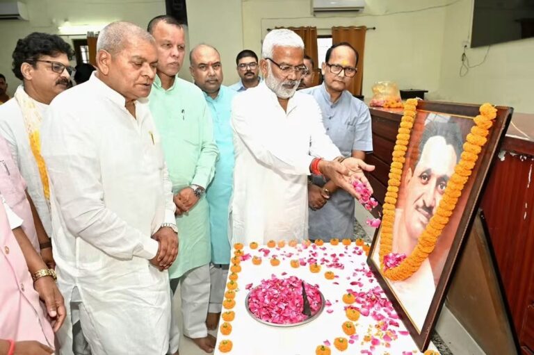 गोरखपुर में दीनदयाल जयंती पर भाजपा का कार्यक्रम, स्वतंत्र देव सिंह ने अर्पित की पुष्पांजलि; बोले- राष्ट्रसेवा और अंत्योदय की भावना आगे बढ़ाएं