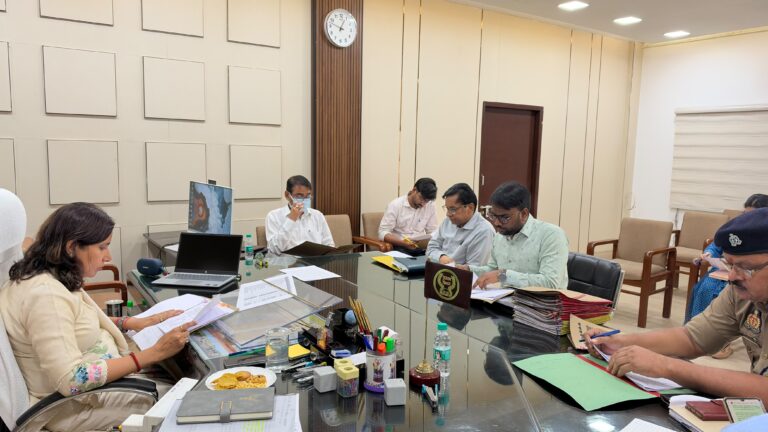 फर्रूखाबाद में DM अंकुर लाठर की समीक्षा बैठक! महिला-बाल सम्मान कोष के 31 मामलों पर मंथन, पात्र लाभार्थियों को समय पर लाभ देने के निर्देश