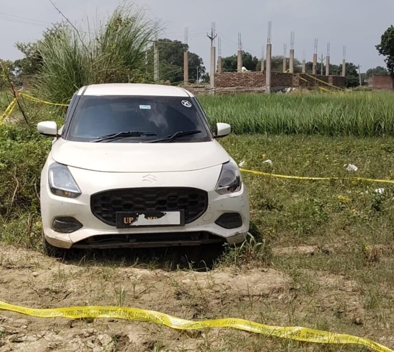 कौशांबी में कार की डिक्की में मिली युवक की लाश, 25 मीटर दूर खून से सनी ईंटें बरामद; आशनाई के एंगल पर जांच