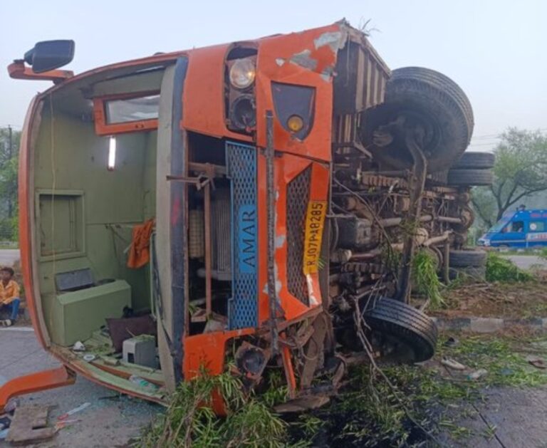 कानपुर देहात में हाईवे पर पलटी यात्री बस, 40 यात्री थे सवार; 3-4 को मामूली चोटें