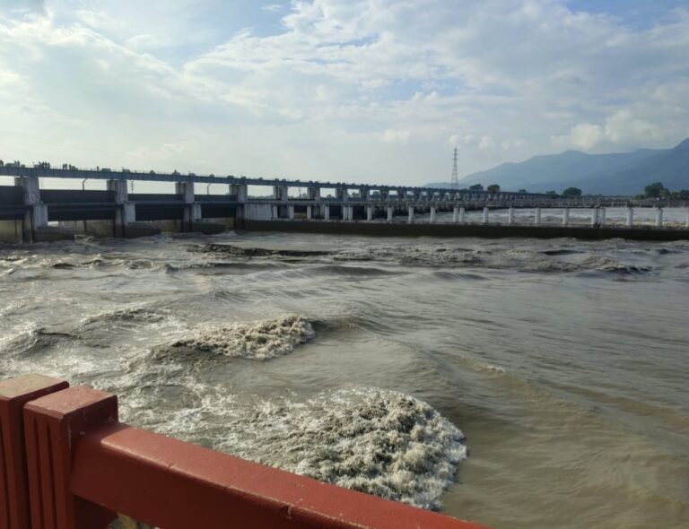 नेपाल की बारिश से कुशीनगर में बाढ़ का खतरा! नारायणी नदी उफान पर, 4.04 लाख क्यूसेक पानी छोड़े जाने से गांवों में दहशत
