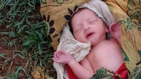 मीरजापुर में खेत के सिवान में मिला नवजात, रोने की आवाज सुनकर ग्रामीण पहुंचे; जांच में स्वस्थ मिला मासूम