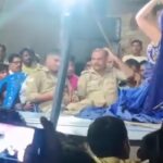 कौशांबी में वर्दी में डांस कार्यक्रम देखते पुलिसकर्मी, वीडियो वायरल होते ही 2 सिपाही लाइन हाजिर; दरोगा की भूमिका की जांच