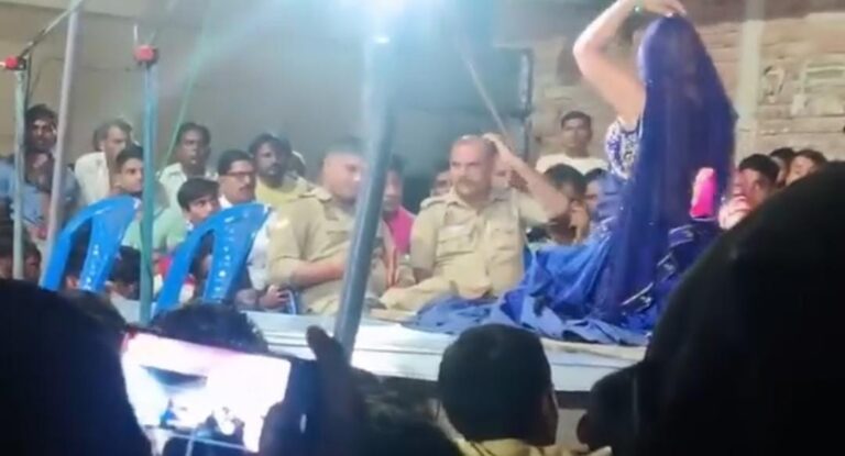 कौशांबी में वर्दी में डांस कार्यक्रम देखते पुलिसकर्मी, वीडियो वायरल होते ही 2 सिपाही लाइन हाजिर; दरोगा की भूमिका की जांच