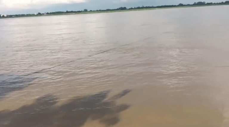 कानपुर में फिर बढ़ा गंगा का जलस्तर, चेतावनी स्तर से सिर्फ 20 सेंटीमीटर नीचे; बैराज से पानी का डिस्चार्ज भी बढ़ा