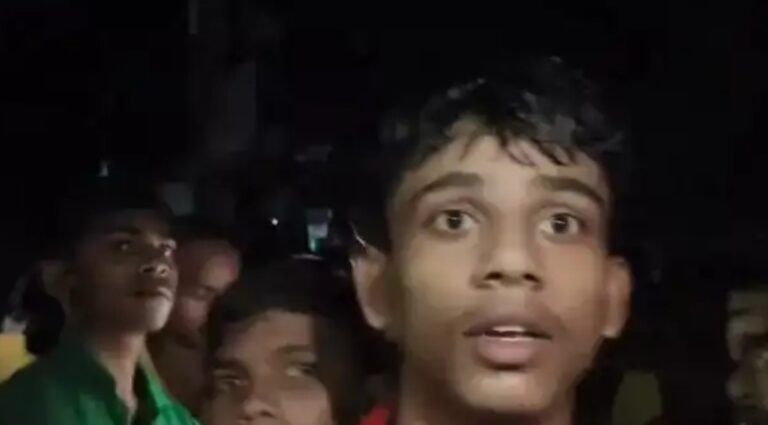 रायबरेली में आधी रात सड़क पर उतरे छात्र! 3 किमी पैदल चलकर किया प्रदर्शन, बिजली-पानी से लेकर खाने तक की शिकायत