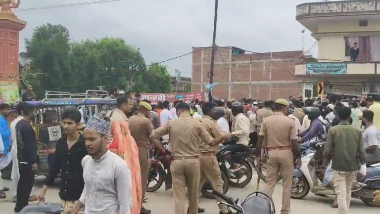 वाराणसी में तेज रफ्तार DCM ने साइकिल सवार फल विक्रेता समेत दो को रौंदा, मौके पर मौत; चालक फरार