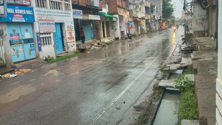 जौनपुर में बदला मौसम का मिजाज! तड़के से रुक-रुककर बारिश, 26 सितंबर तक अलर्ट; आकाशीय बिजली की चेतावनी