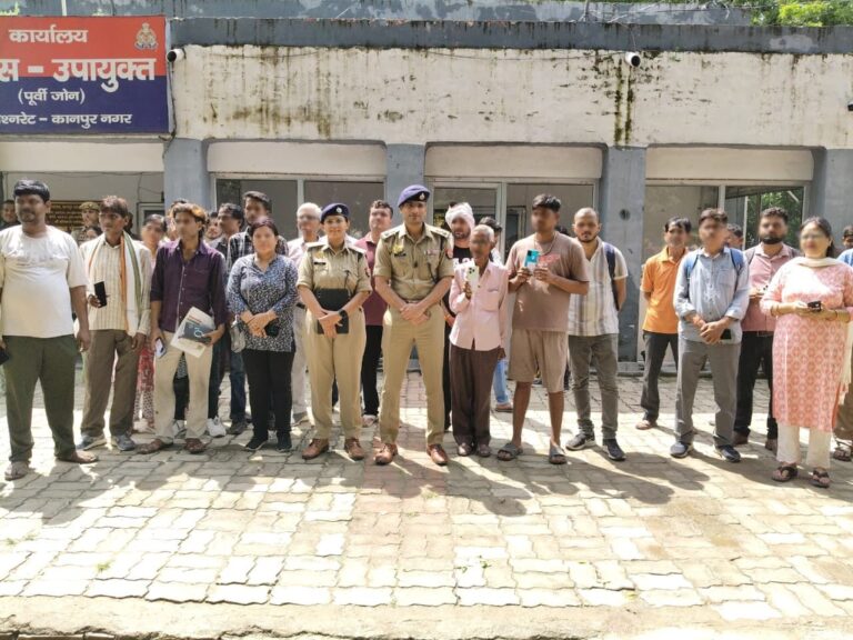 कानपुर पुलिस का कमाल! अलग-अलग राज्यों से खोज निकाले 121 गुम मोबाइल, 24 लाख की कीमत के फोन मालिकों को लौटाए