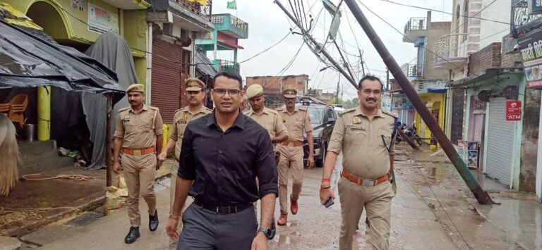 बलरामपुर में तीन दिन की बारिश से हाहाकार, पेड़-पोल गिरने से बिजली गुल और जलभराव; DM-SP ने बाढ़ प्रभावित इलाकों का लिया जायजा