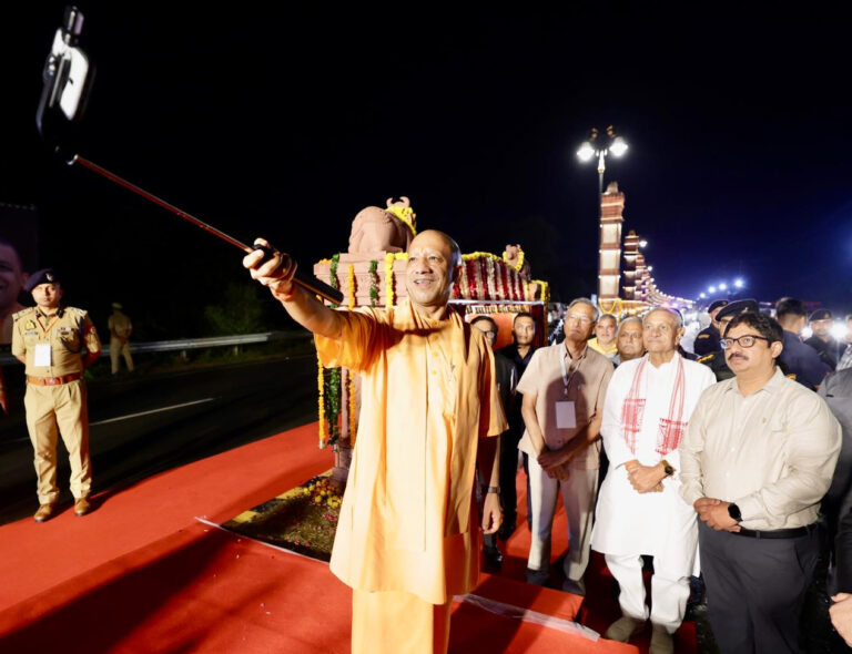 वृंदावन को मिला भक्ति और विकास का नया द्वार! CM योगी ने किया 84 कान्हा भक्ति स्तंभों वाले भव्य मार्ग का लोकार्पण