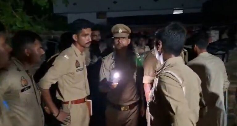 आजमगढ़ में पूजा के दौरान ताबड़तोड़ फायरिंग, पत्नी समेत तीन की मौत; तीन बच्चों को लेकर घर में बंद हुआ आरोपी