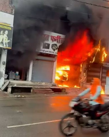 बांदा में बाइक शोरूम में देर रात भीषण आग, कई नई बाइक जलकर खाक; लाखों के नुकसान की आशंका