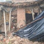 बारिश में भरभराकर गिरा गरीब मजदूर का कच्चा मकान, परिवार ने समय रहते भागकर बचाई जान; सामान मलबे में दबा