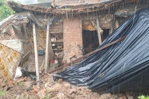 बारिश में भरभराकर गिरा गरीब मजदूर का कच्चा मकान, परिवार ने समय रहते भागकर बचाई जान; सामान मलबे में दबा