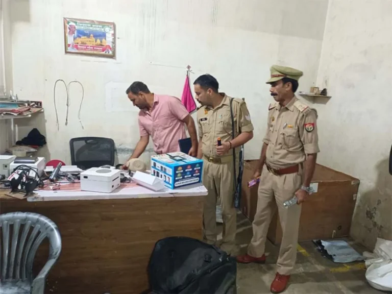 भोपा में आधी रात कूरियर ऑफिस पर धावा! शटर तोड़कर नकदी-पार्सल उड़ाए, CCTV और DVR तक ले गए चोर