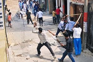 पतंग उड़ाने को लेकर बच्चों में हुआ विवाद, बड़ों ने संभाली लाठियां; मीरापुर में पथराव से मचा हड़कंप, VIDEO वायरल