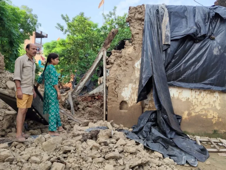 मुजफ्फरनगर में भारी बारिश का कहर! ताश के पत्तों की तरह ढह गया कच्चा मकान, परिवार बाल-बाल बचा; गृहस्थी तबाह