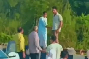 मुजफ्फरनगर में गंगनहर पुल पर हाईवोल्टेज ड्रामा! छलांग लगाने को मुंडेर पर खड़े थे युवक-युवती, महिला ने खींचकर बचाया