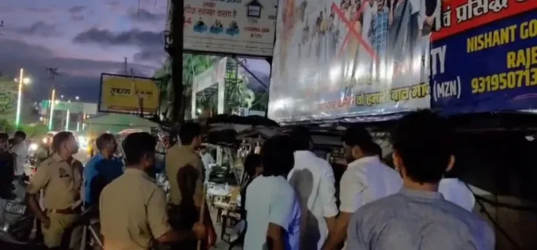 मुजफ्फरनगर में अखिलेश यादव पर कथित अमर्यादित होर्डिंग से भड़के सपाई, सड़क पर उतरकर किया प्रदर्शन: गौरव जैन के नेतृत्व में कार्यकर्ताओं ने फाड़ा विवादित होर्डिंग, प्रशासन से कार्रवाई की मांग