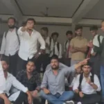डंडा लेकर छात्रों से बहस, VIDEO वायरल: गार्ड के कथित अभद्र व्यवहार पर भड़के छात्र, धरने के बाद मिली कार्रवाई की बात