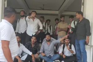 डंडा लेकर छात्रों से बहस, VIDEO वायरल: गार्ड के कथित अभद्र व्यवहार पर भड़के छात्र, धरने के बाद मिली कार्रवाई की बात