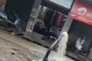 मुजफ्फरनगर में फटी पानी की टंकी की बड़ी पाइपलाइन, सड़क से मकानों की नींव तक पहुंचा पानी; दर्जनों घरों पर खतरा